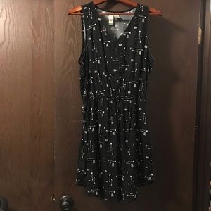 Black arrow print dress